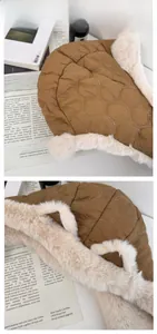 Détail du bonnet d'aviateur matelassé caramel avec doublure en fausse fourrure