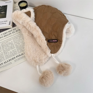 Chapeau d'aviateur d'hiver en tissu matelassé marron avec pompons en fausse fourrure