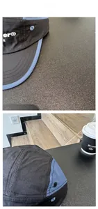 Détail de la casquette 5 panels avec design bicolore, impression latérale et œillets