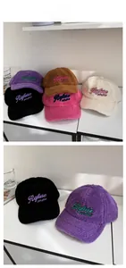 Détail de diverses casquettes de baseball en peluche avec logos de lettres brodés