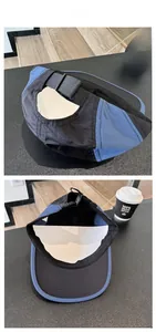 Détail de la sangle arrière réglable sur une casquette outdoor bicolore à séchage rapide
