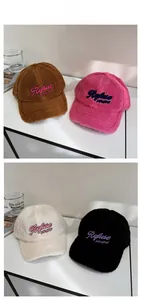 Détail de quatre casquettes de baseball en peluche avec broderie de lettres colorées