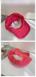 Détails de la casquette rose en polaire avec sangle réglable et doublure intérieure