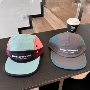 Casquettes de camping cinq panneaux bicolores avec logo Sunset Flower sur surface noire