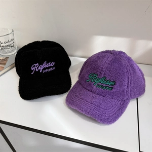 Casquettes de baseball épaisses en polaire avec broderie Refuse en noir et violet