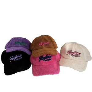 Cinq coloris de casquettes de baseball en polaire pelucheuse avec lettres brodées