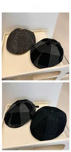 Détail de casquettes gavroche vintage à motif pied-de-poule et tweed vert forêt