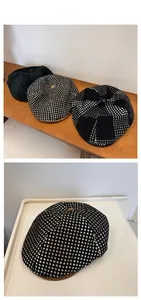Détail de casquettes gavroche à carreaux de style britannique montrant la texture lainée