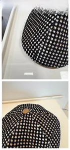 Détail de la casquette gavroche à carreaux avec tissu en tweed texturé et bouton sur le dessus