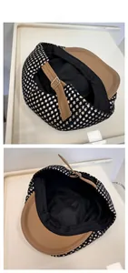 Détail de gavroche en tweed avec sangle de réglage en cuir et boucle en métal