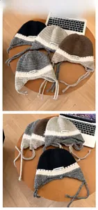 Détail du tissage au crochet et étiquette de logo sur un bonnet à rabats fait à la main
