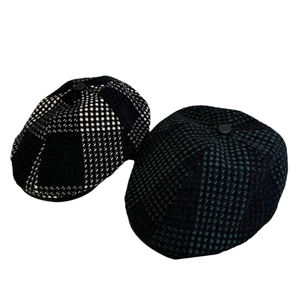 Béret rétro de style britannique à carreaux noir-blanc et vert avec une texture en tweed