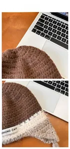 Détail du bonnet en tricot fait main avec texture épaisse et étiquette en tissu