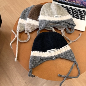 Bonnets d'hiver au crochet faits à la main avec protège-oreilles et attaches en couleurs
