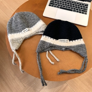 Bonnet en maille crocheté à la main avec cache-oreilles gris pour l'hiver