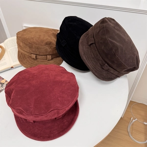Bérets octogonaux rétro pour femmes en quatre couleurs vintage sur table blanche