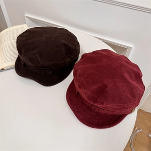 Casquette gavroche vintage en daim marron foncé et bordeaux au style classique