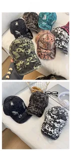 Détail de casquettes vintage imprimé léopard et camouflage avec des textures usées