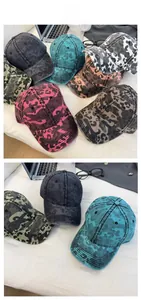 Dettaglio di cappelli da baseball leopardati in vari colori lavati dal design vintage