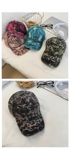 Détail de casquettes de baseball vintage à motif léopard avec des bords usés