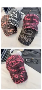 Dettaglio di un cappello da baseball leopardato rosa con tesa regolabile in stile di vita