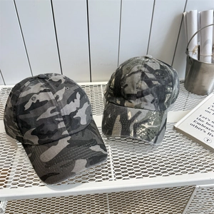 Cappellini da baseball vintage mimetici in grigio e verde su griglia bianca