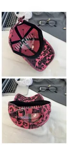 Dettaglio cappello baseball leopardato rosa con fibbia metallica regolabile e tessuto tela