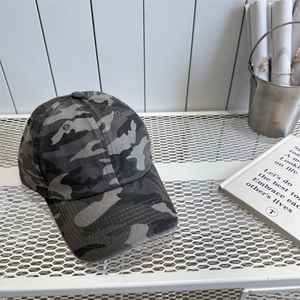 Berretto da baseball camouflage vintage nero e grigio su un supporto in metallo elegante