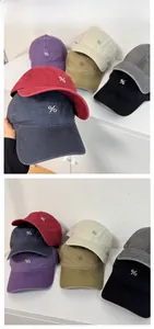 Detailansicht verschiedener Farben von Baumwoll-Baseballkappen mit weißer Stickerei