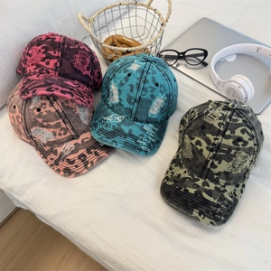 Casquettes de baseball vintage à motif léopard en quatre couleurs sur bureau blanc