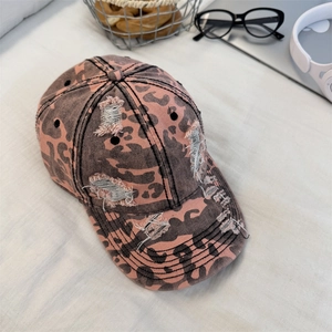 Casquette de baseball léopard vintage avec détails usés et accessoires urbains stylés