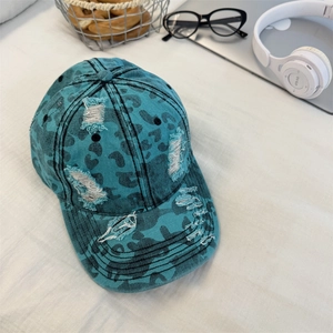 Casquette vintage imprimé léopard bleu avec détails vieillis sur tissu blanc