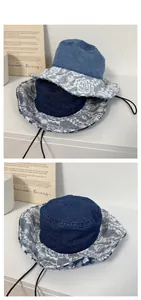 Détail du cordon de serrage réglable sur le chapeau en jean avec bordure en dentelle