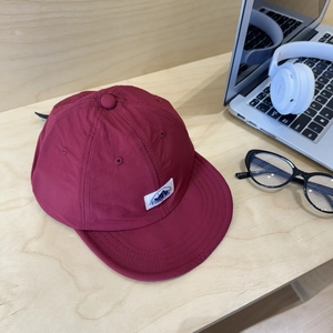 Quick-dry short brim baseball cap in dark red with outdoor camping mountain patch