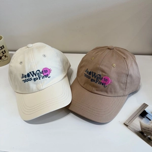 Berretti da baseball beige e marroni con ricamo 'Want to go First' in vista angolata casuale
