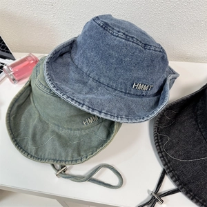 Cappello da pescatore in denim retrò con ricamo HMMT, tesa larga e cordino regolabile