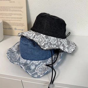 Chapeau bob en jean avec dentelle et cordon réglable en bleu et gris anthracite