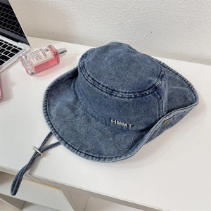 Cappello da pescatore in denim retrò a tesa larga con logo in metallo e sottogola