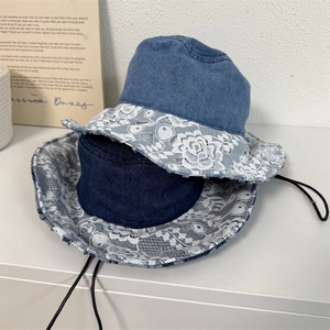 Chapeau bob en jean avec bordure en dentelle blanche et cordon coupe-vent en bleu