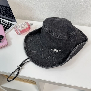 Cappello a secchiello in denim grigio scuro con ricamo HMMT e cuciture a contrasto