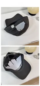 Dettaglio del cappellino in cotone grigio scuro con fibbia in metallo regolabile sul retro