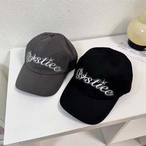 Berretti da baseball street style in nero e grigio scuro con ricamo Bestice e dettagli a stella