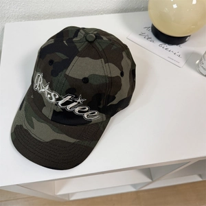 Berretto da baseball vintage mimetico con ricamo 3D bianco e tesa larga stile street