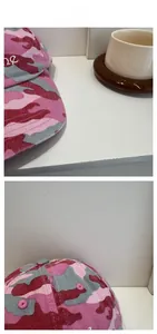 Gros plan sur une casquette de baseball camouflage rose avec broderie cursive blanche