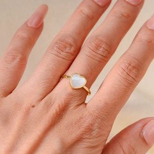 Bague élégante en nacre en forme de cœur avec finition en or 18 carats au doigt
