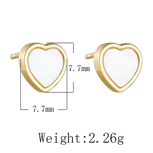 Détails des boucles d'oreilles cœur de 7,7 mm en or avec incrustation de nacre