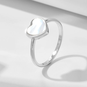 Bague élégante en argent 925 avec incrustation de nacre en cœur sur socle géométrique