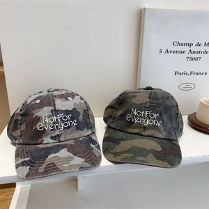 Paire de casquettes de baseball camouflage avec broderie Not For Everyone en blanc