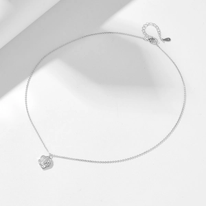 Vue détaillée du pendentif rose en argent sterling S925 avec fermoir mousqueton