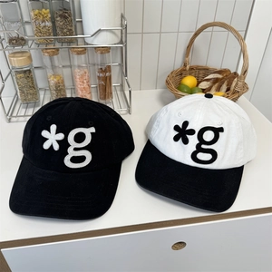 Classic cotton baseball cap with letter embroidery in black and white two-tone style